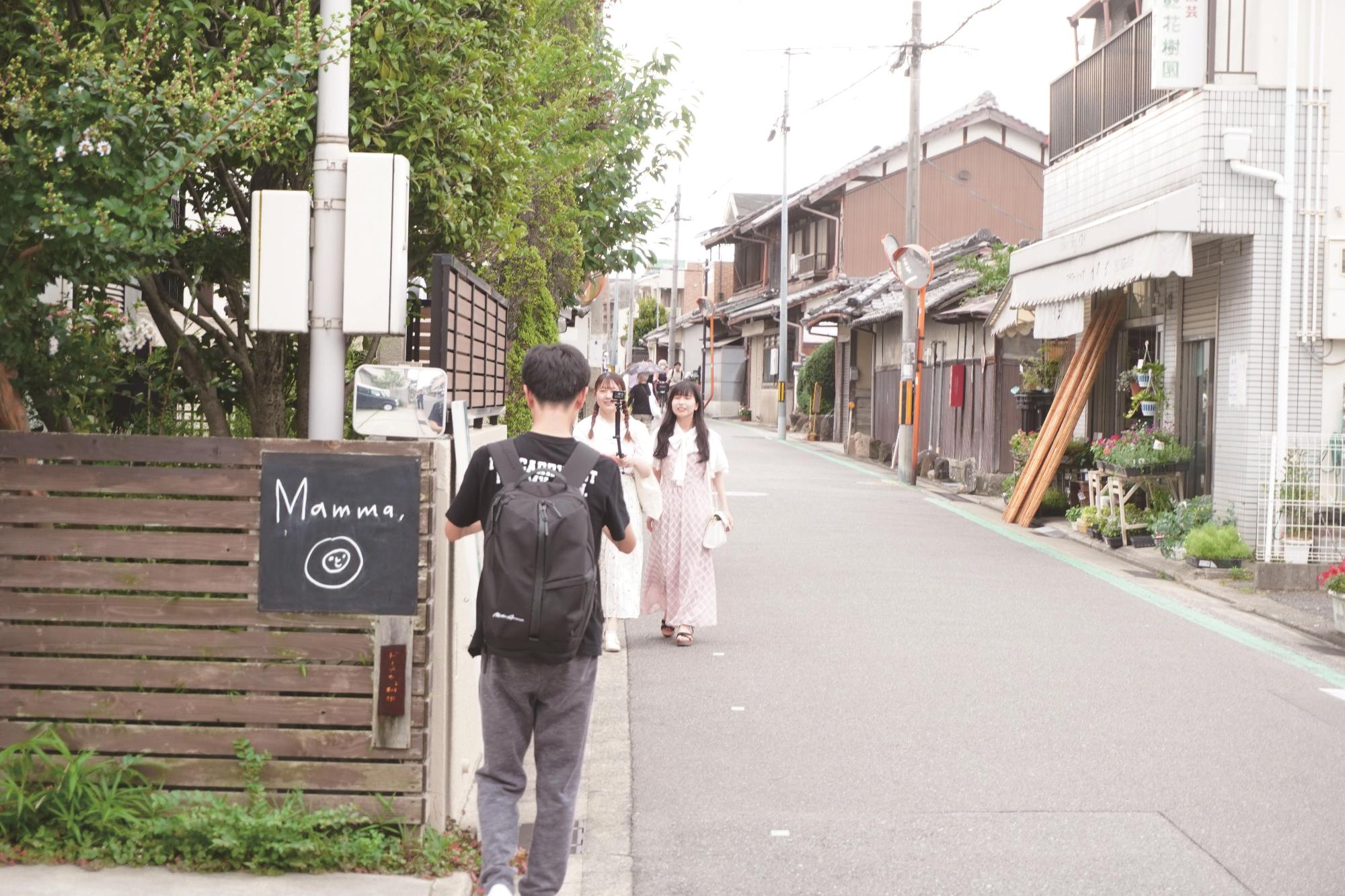 四天王寺大学学生広報スタッフの皆さんがマンマドーナツさんへ向かう道中の様子