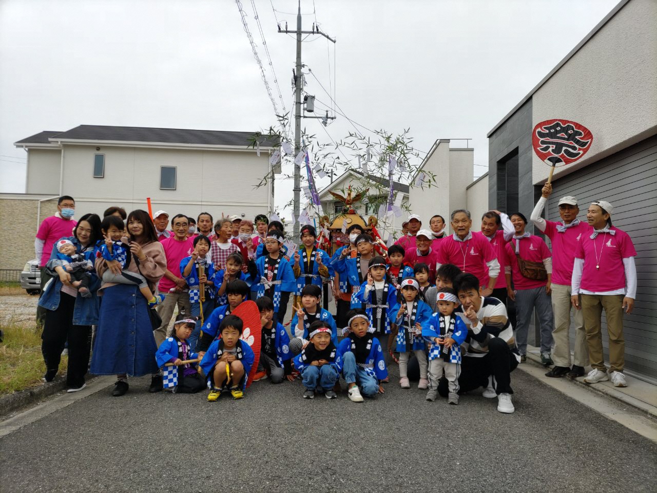 西小室2丁目地区のこども神輿の皆さんの集合写真