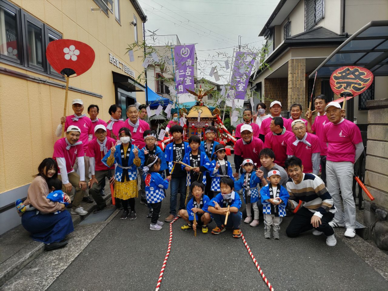 西小室2丁目地区のこども神輿の皆さんの集合写真