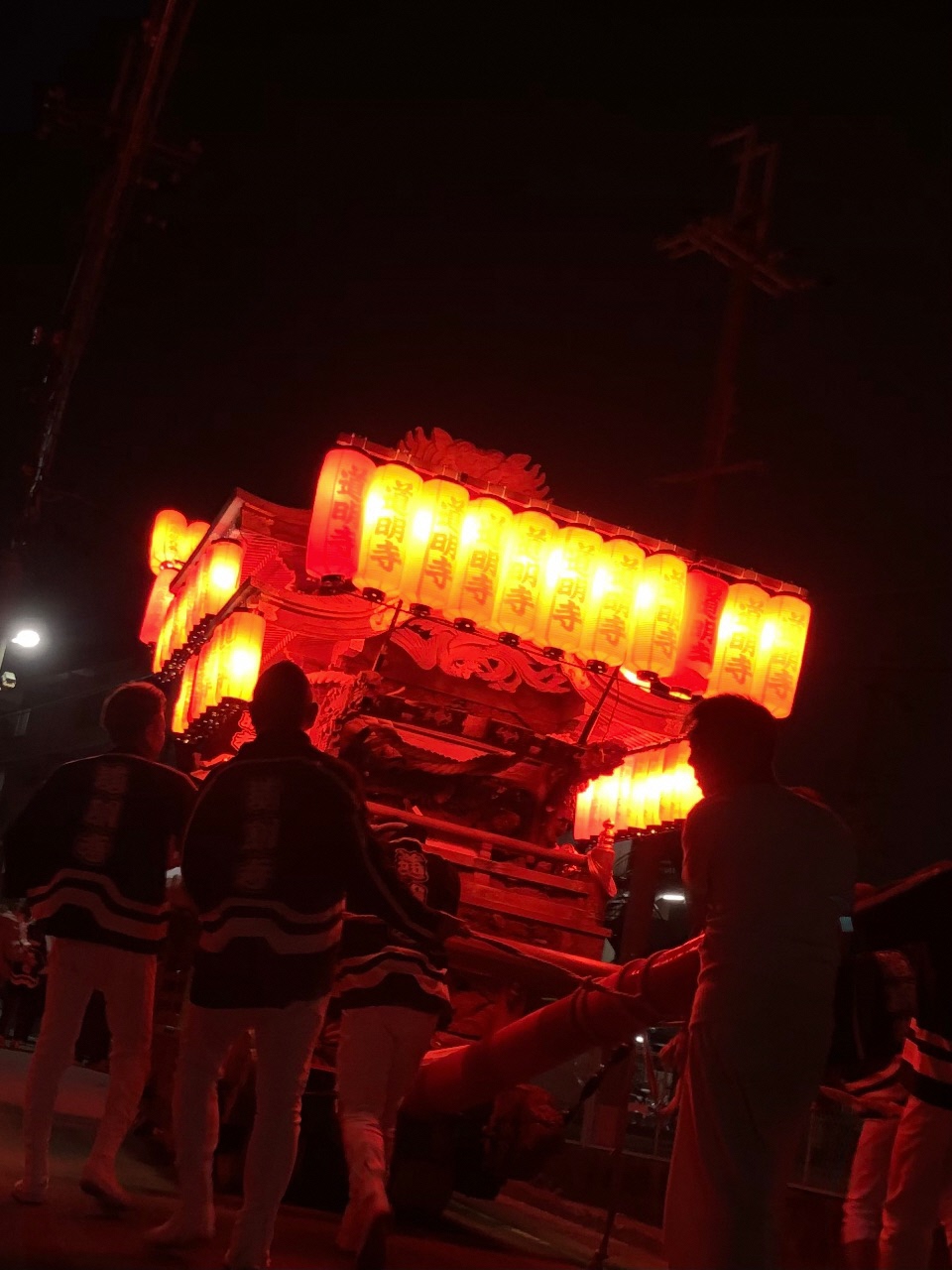 提灯が赤く光る道明寺地区のだんじりの写真