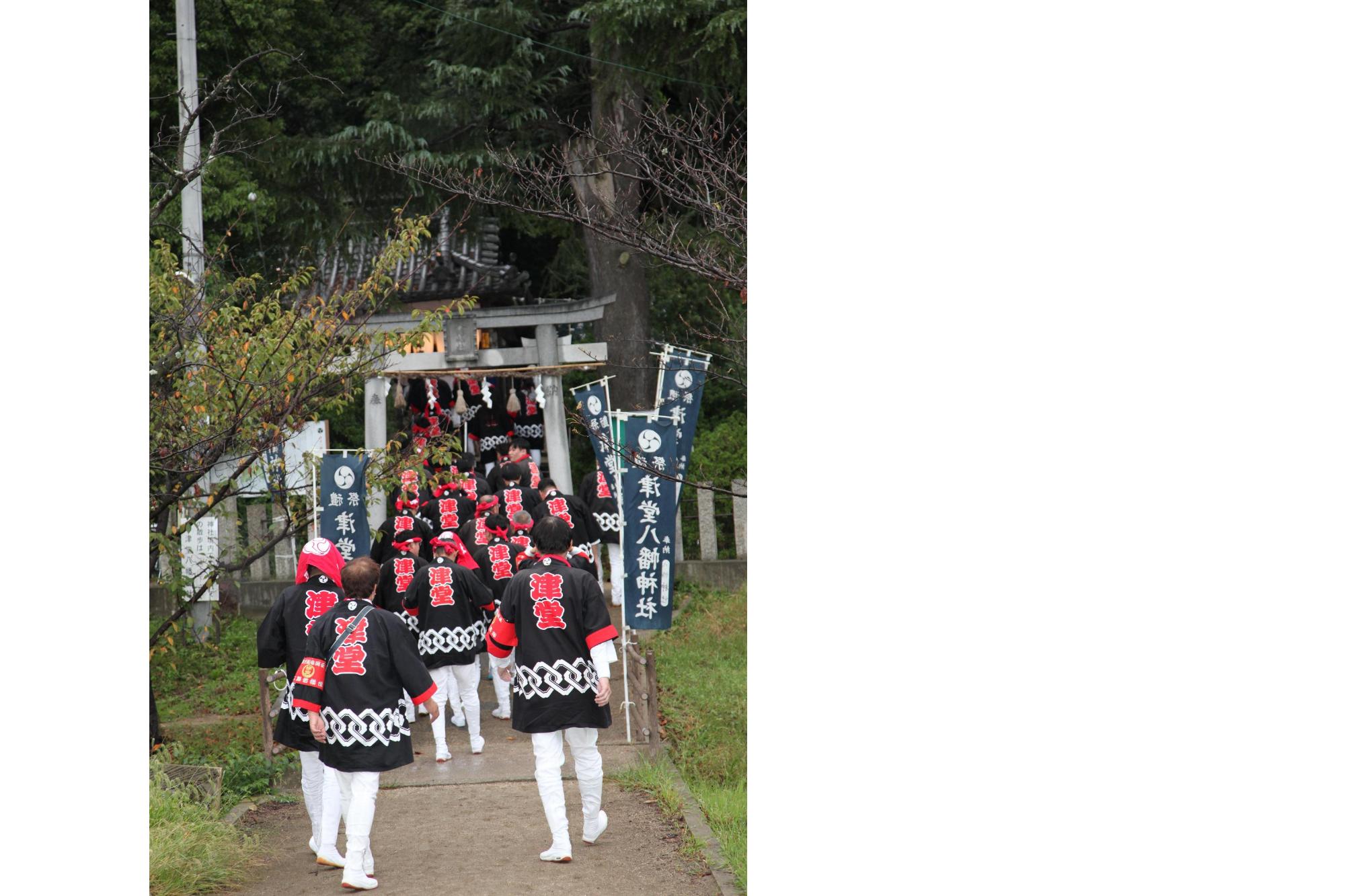 神社に向かう法被を着た人たちの写真