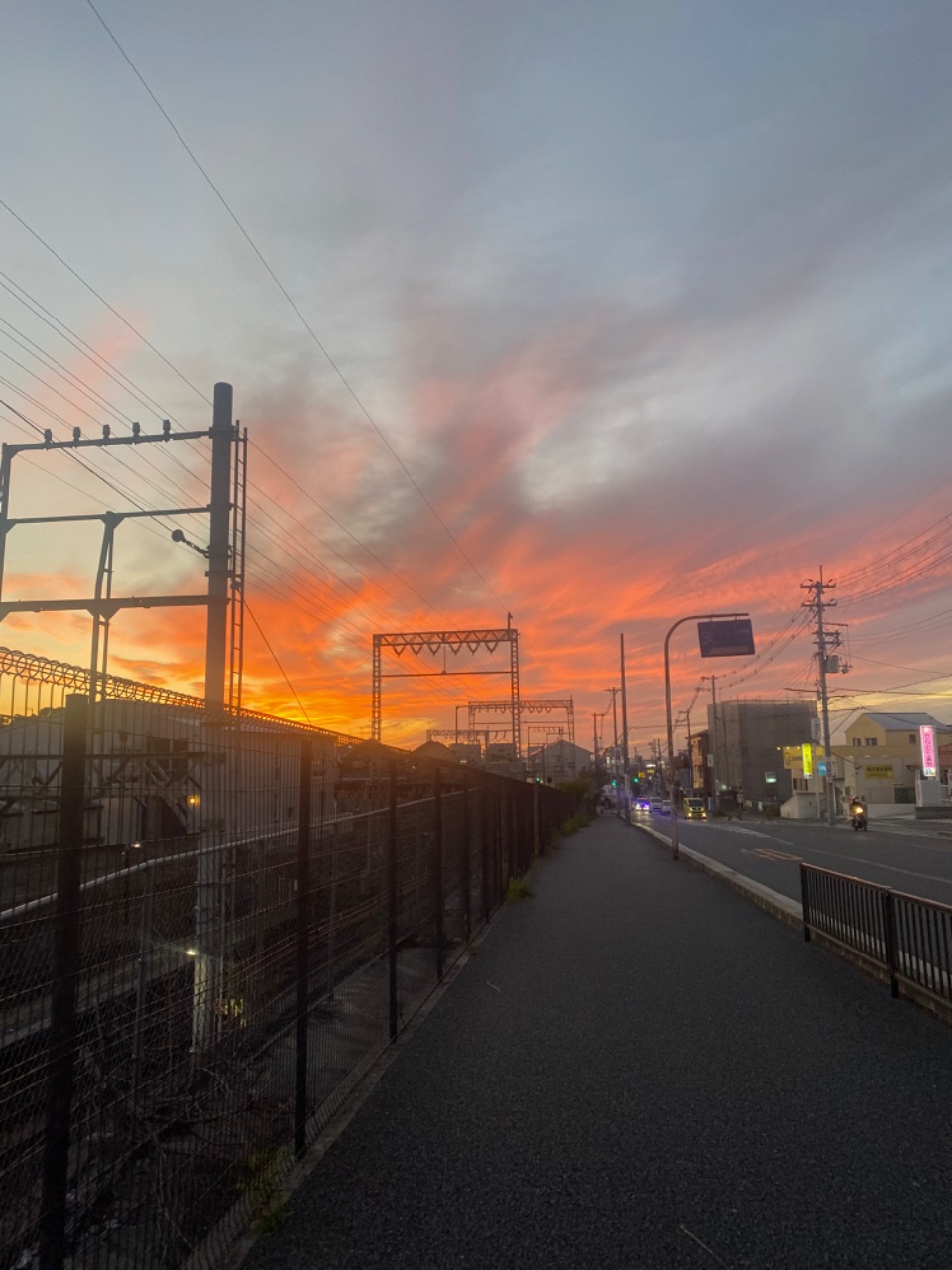 土師ノ里駅から見えるオレンジ色の夕焼け空の写真
