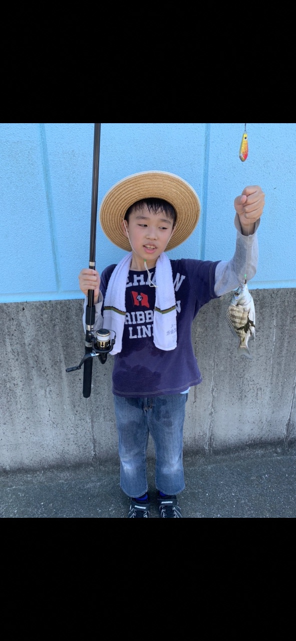 魚が釣れているお子さんの写真