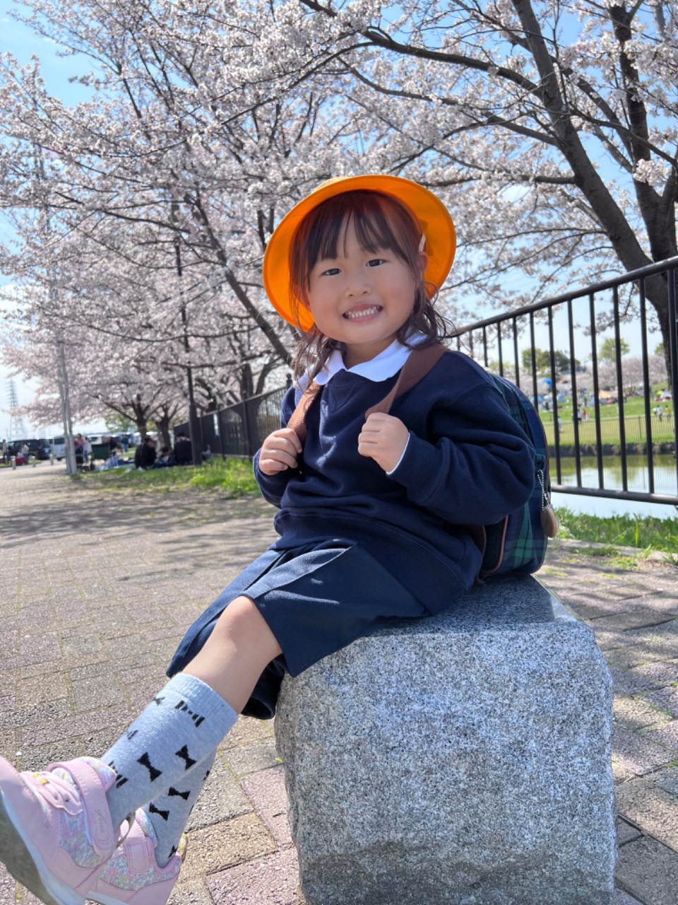 桜の下で笑うお子さんの写真