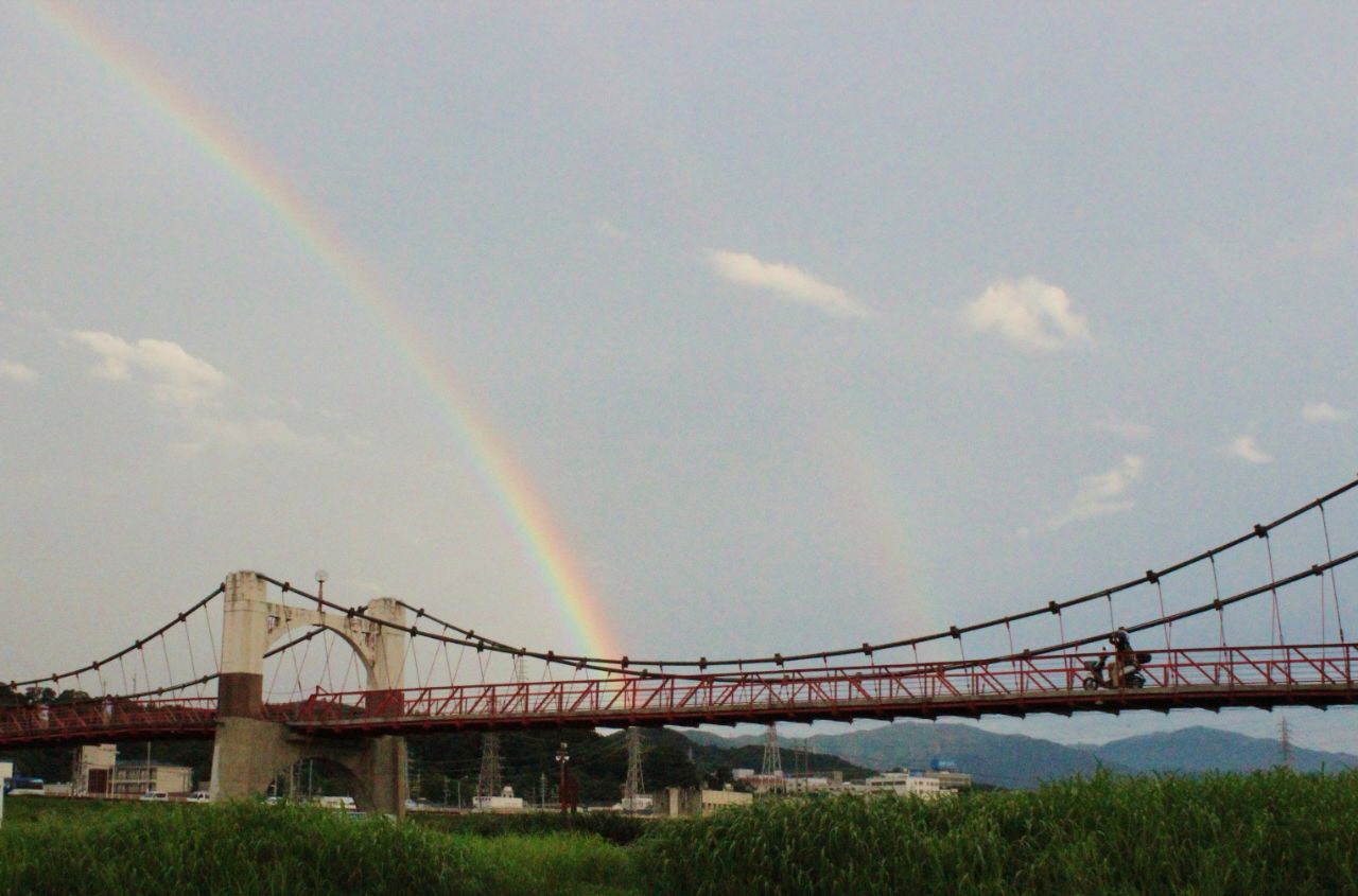 玉手橋に大きな虹が二つかかっている写真