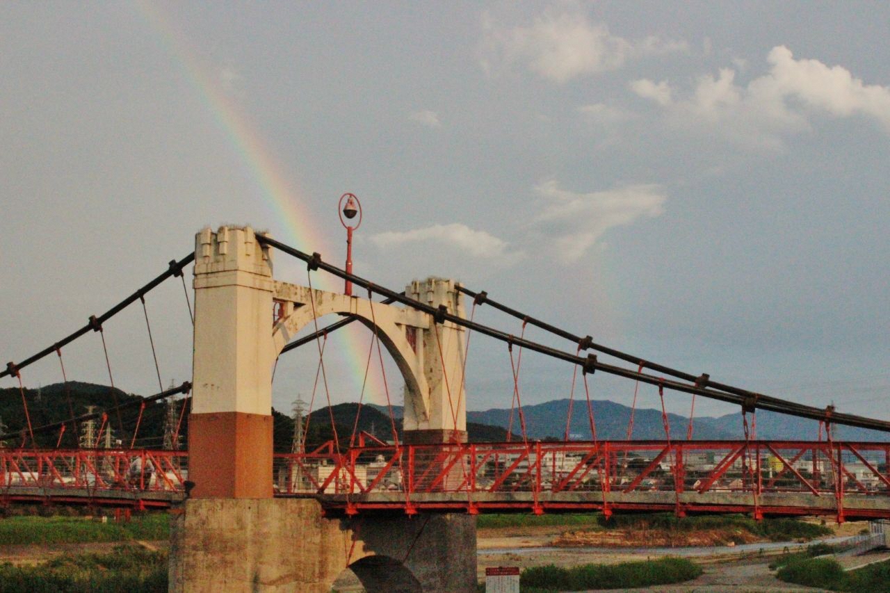 玉手橋に二重の虹がかかっているアップの写真