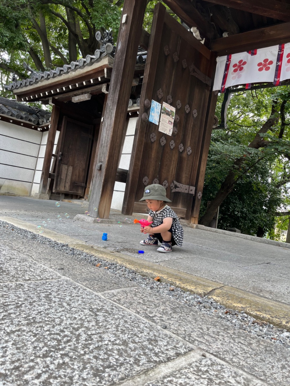 道明寺天満宮でシャボン玉をするお子さんの写真