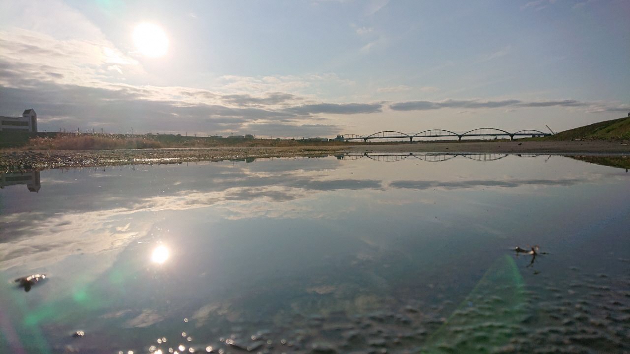 川に晴天の空が反射している写真