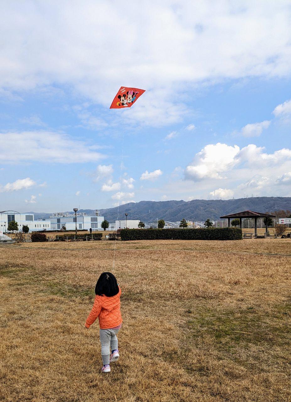お子さんが凧揚げをしている写真