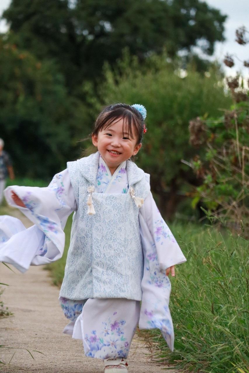 綺麗な着物とかわいい笑顔。七五三の様子。