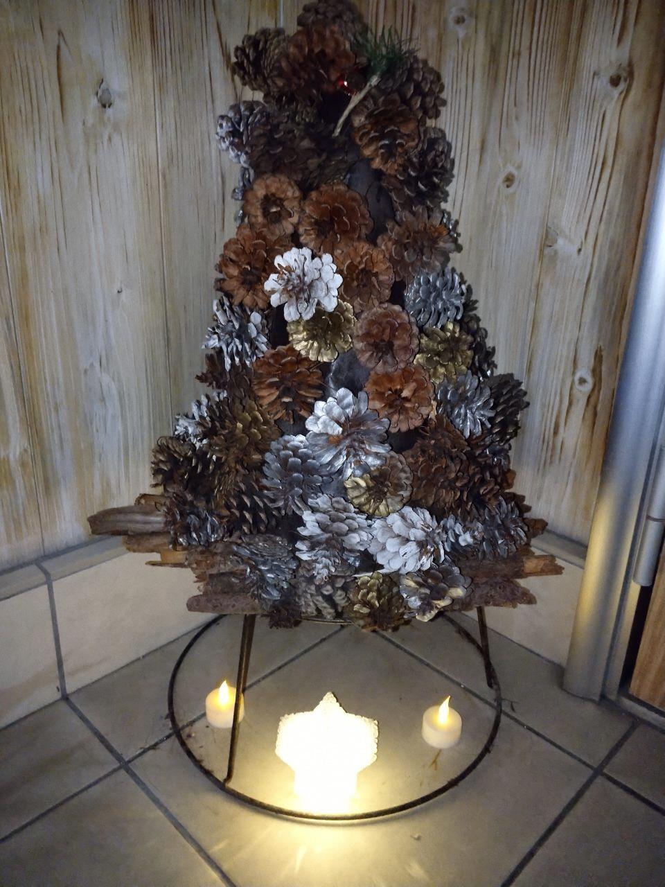 松ぼっくりの綺麗な装飾の写真