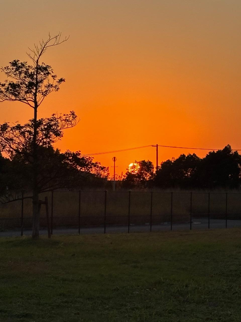 暮れていく夕日の写真