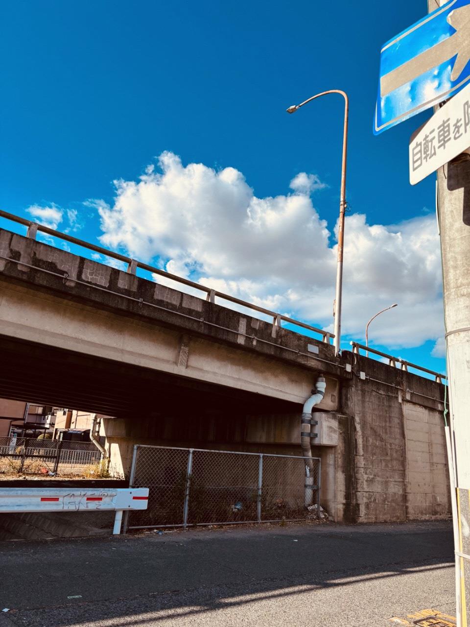 綺麗な青空がのぞく写真