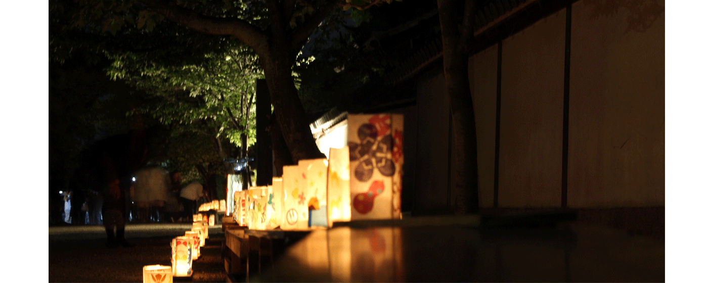 灯籠に灯がともっている写真