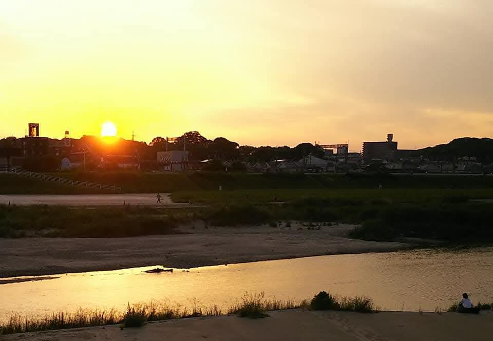 河川敷から見える綺麗な夕日の写真