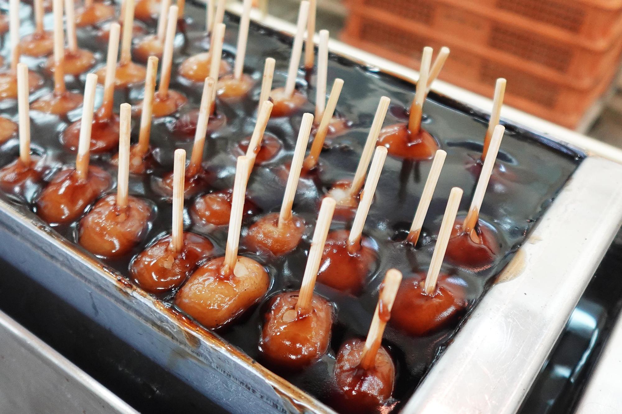 あんに付けた、みたらしだんご