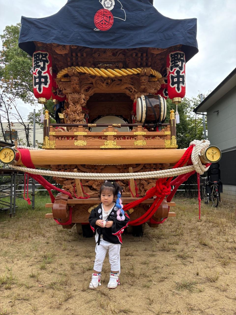 野中地区のだんじりの前でお子さんが立っている写真