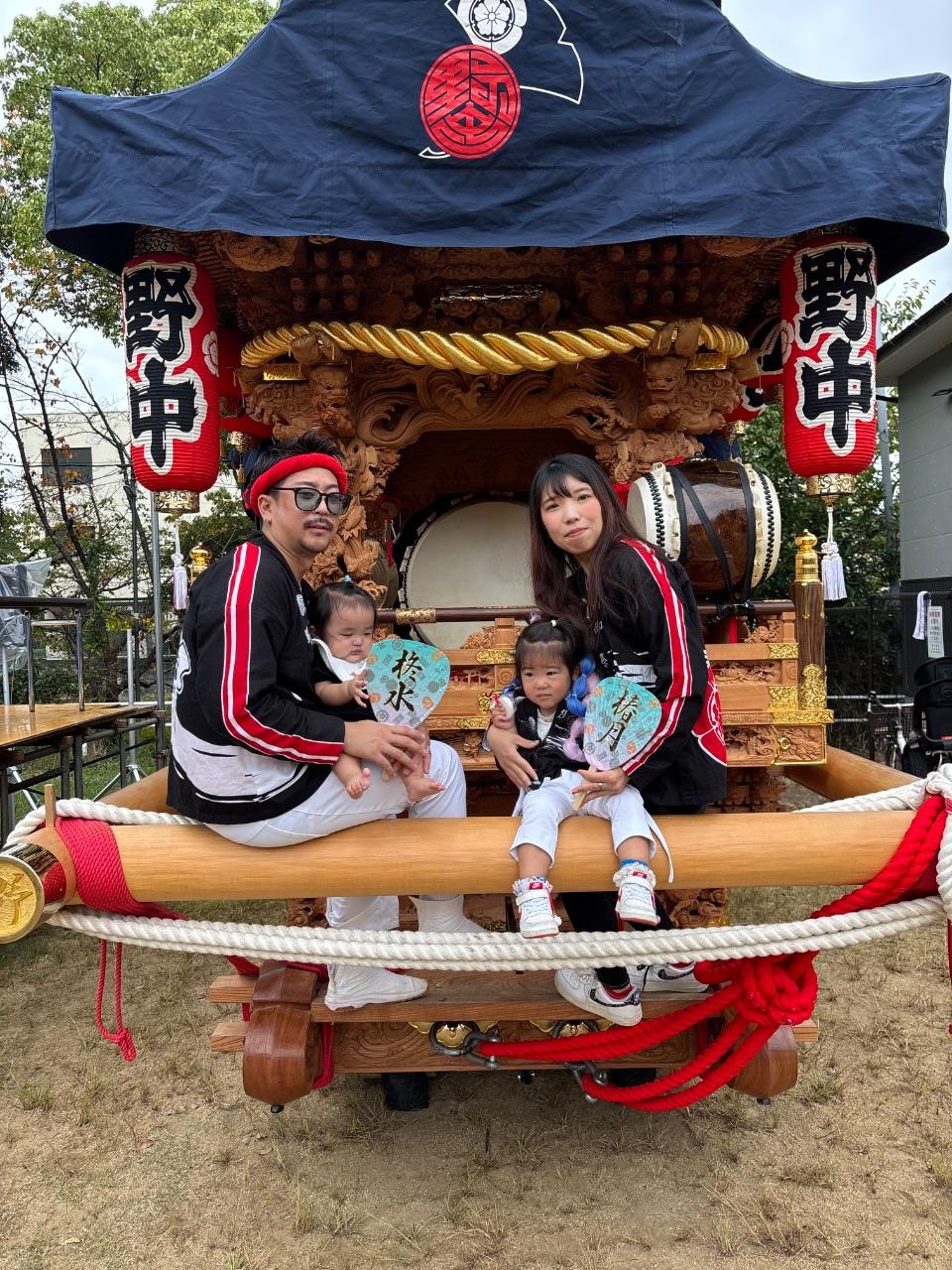 だんじりにのっている家族の写真