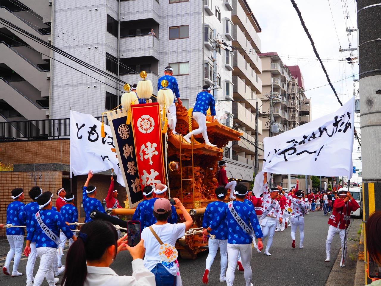 だんじりを後ろから撮っている写真