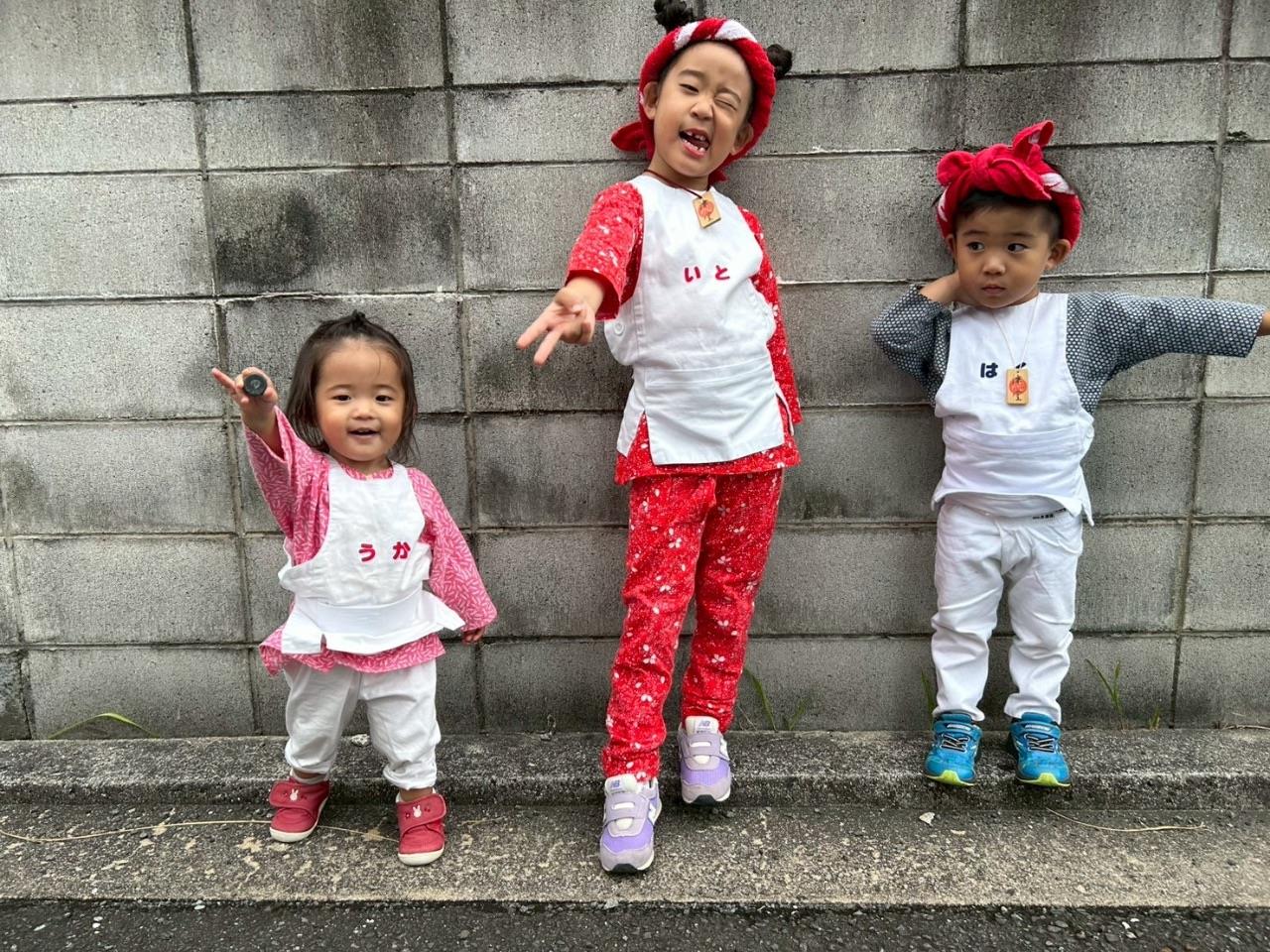 こども3人がピースをしている写真