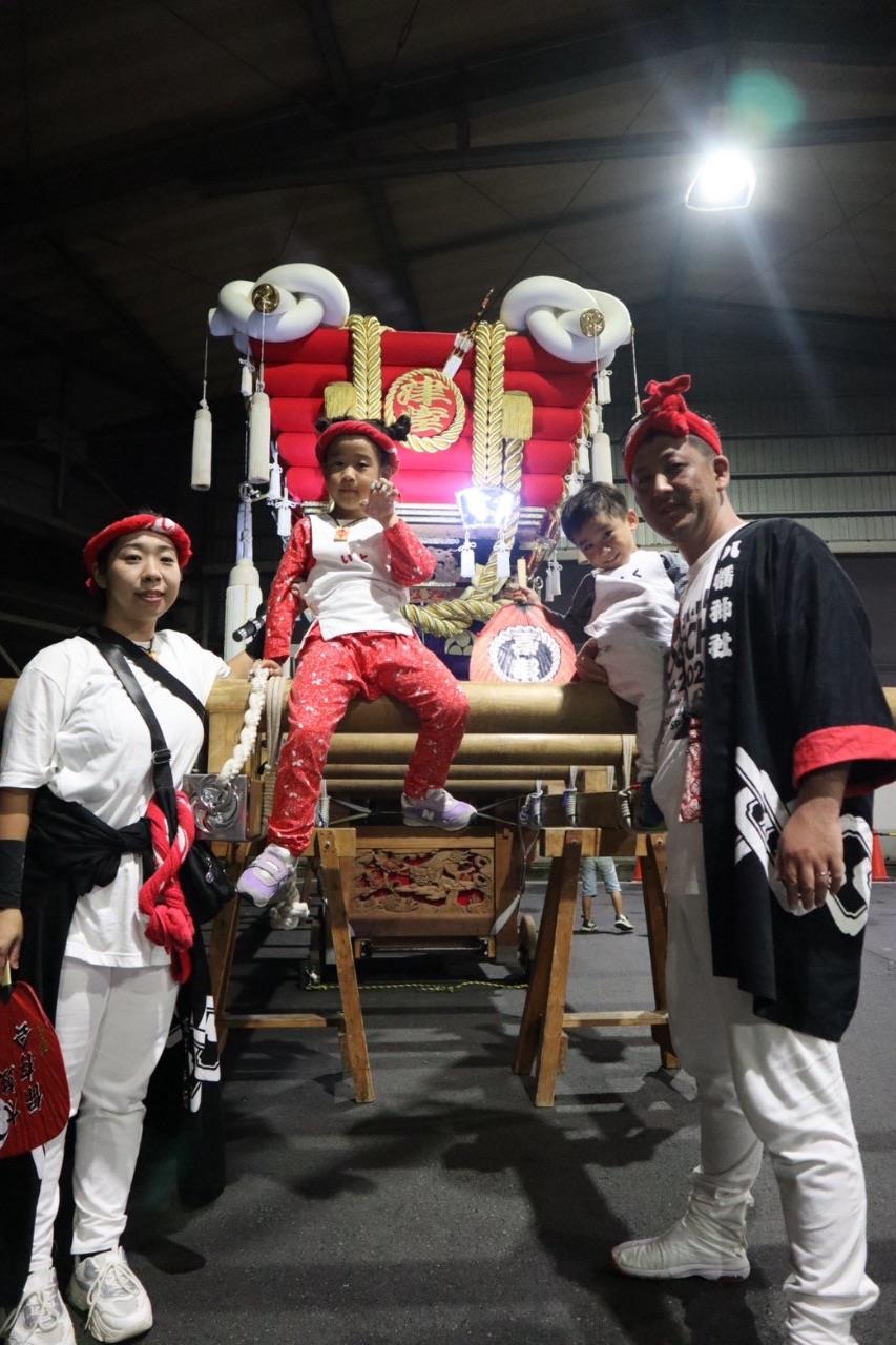 太鼓台の前での家族写真