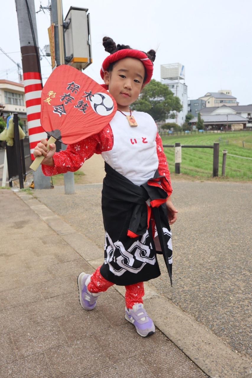 名前入りのうちわを持ったお子さんの写真