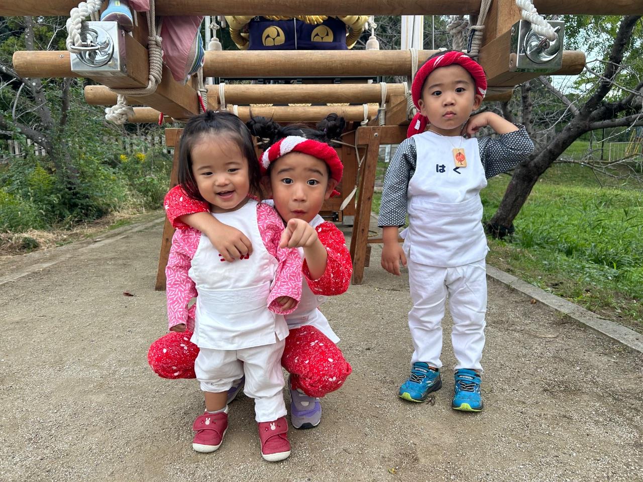 太鼓の前で記念写真を撮るお子さんの写真