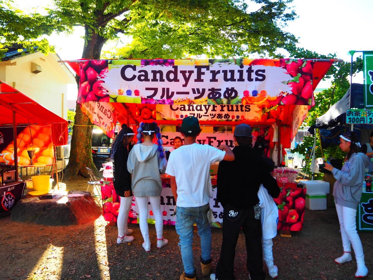 フルーツあめの屋台に子供たちが並んでいる写真