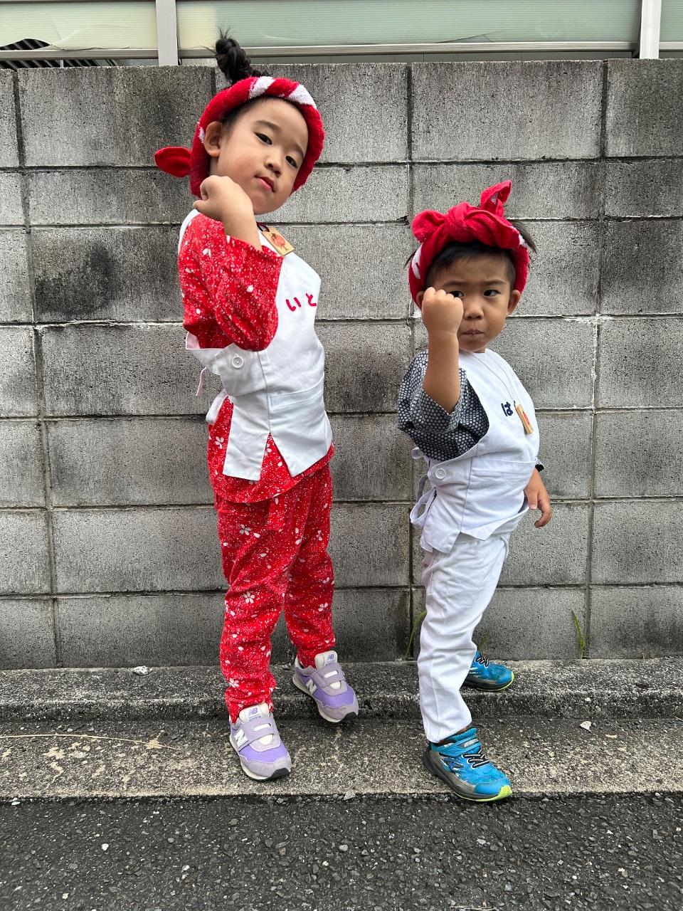 お子さん2人がガッツポーズをしている写真