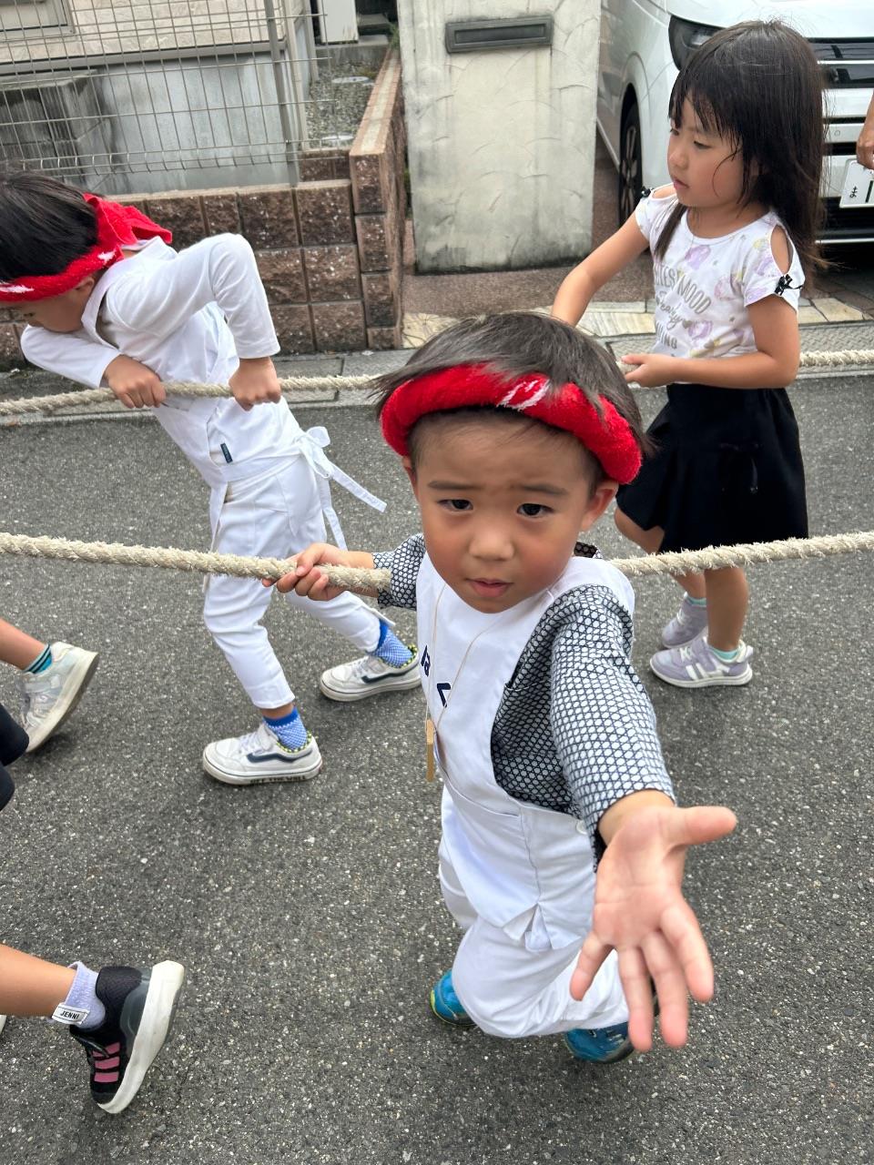布団太鼓の綱をひくお子さんの写真