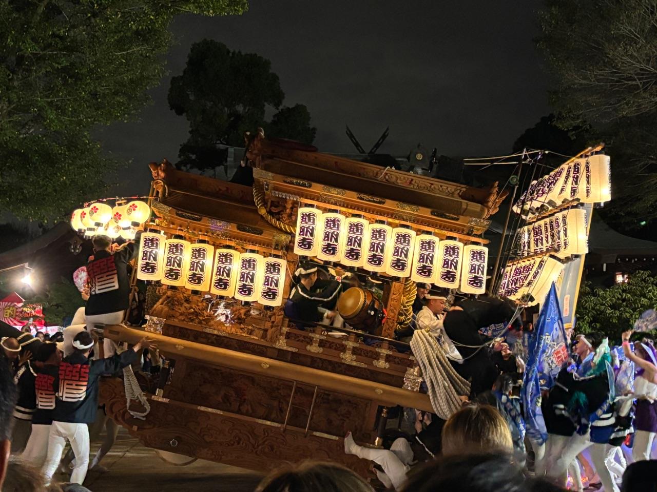 傾いているだんじりの写真