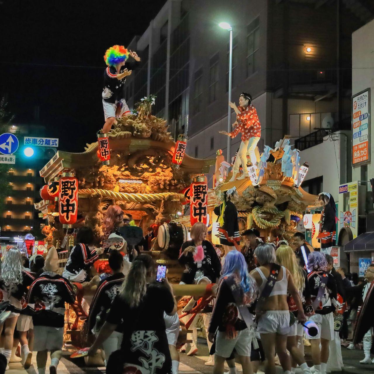 野中地区と藤井寺地区のだんじりの周りで多くの人がにぎわっている写真