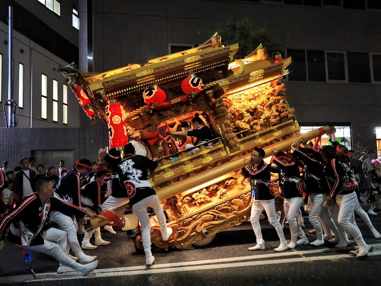 だんじりが傾いている写真