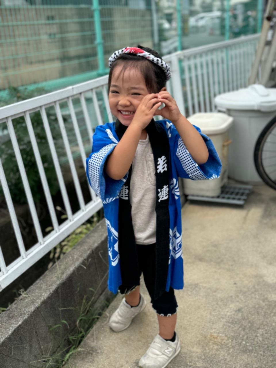 法被を着てハートポーズをするお子さんの写真