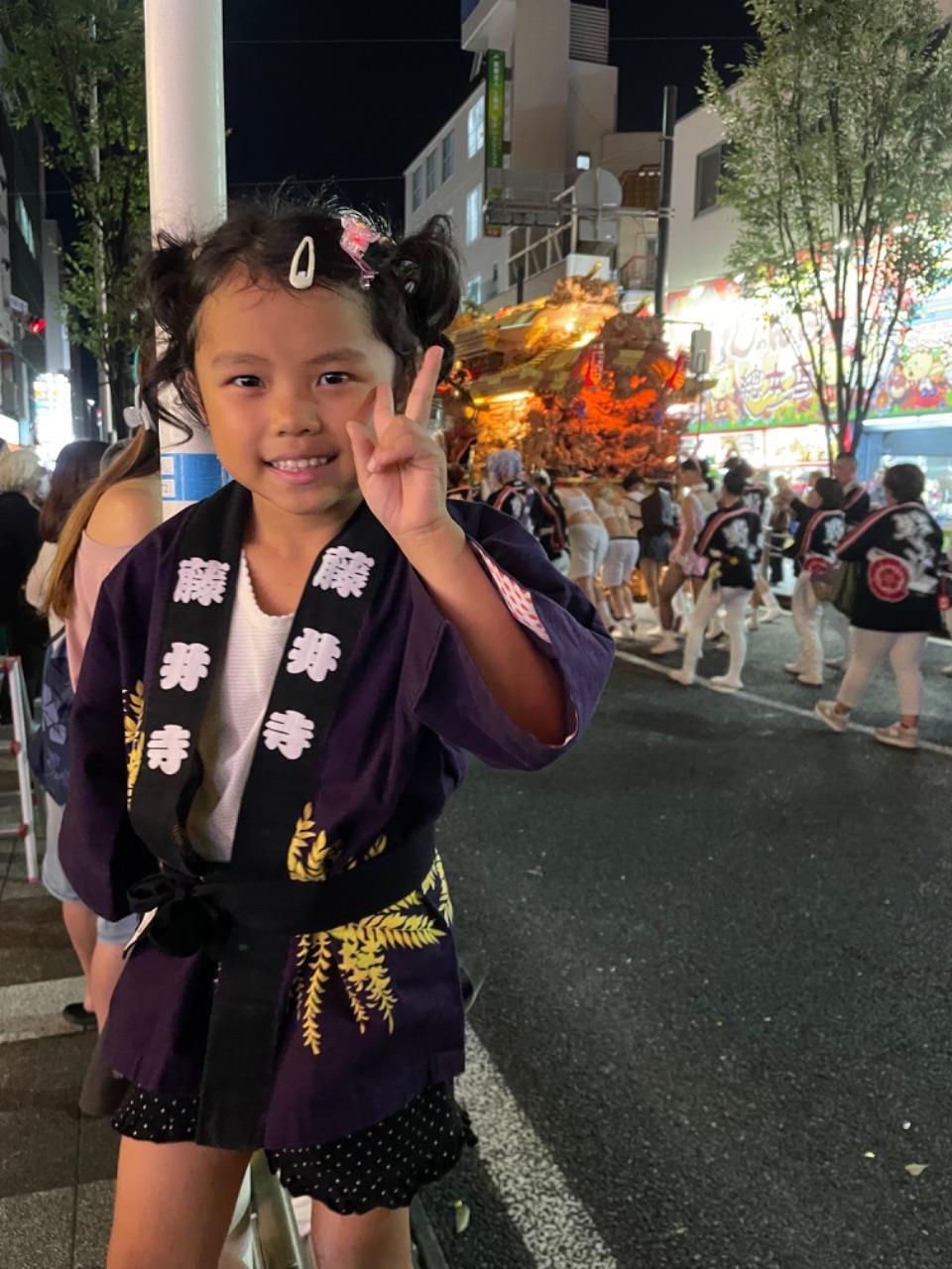 法被を着てピースをするお子さんの写真