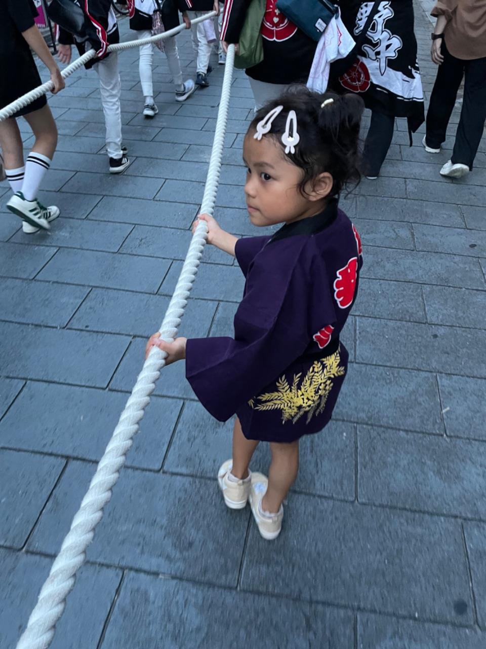 綱を引くお子さんの写真