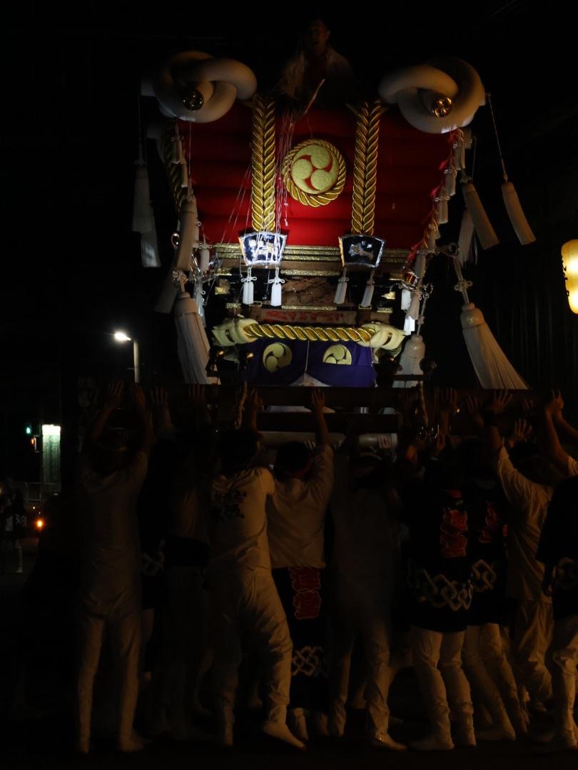 津堂地区の太鼓台を多くの人が担いでいる写真