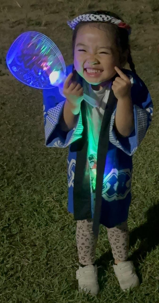 法被をきて祭りを楽しむお子さんの写真