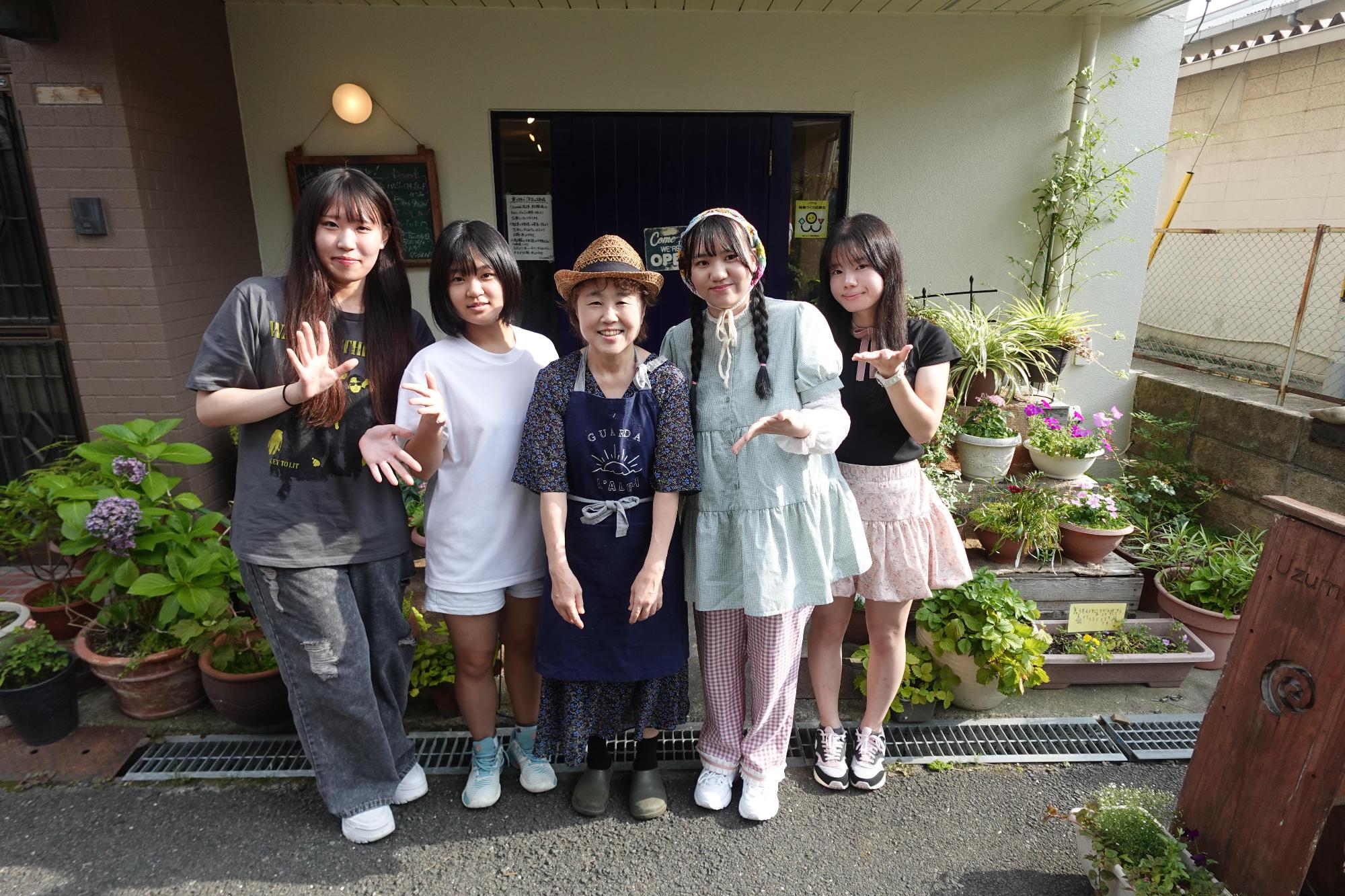 店主さんと四天王寺大学学生広報スタッフの皆さんの記念写真