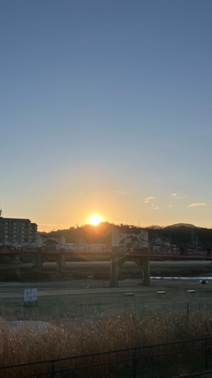 朝日が昇る玉手橋の写真