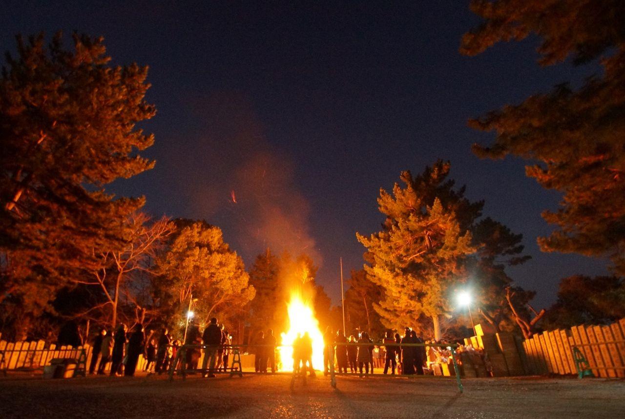 道明寺天満宮の左義長の様子を遠くから撮影した写真