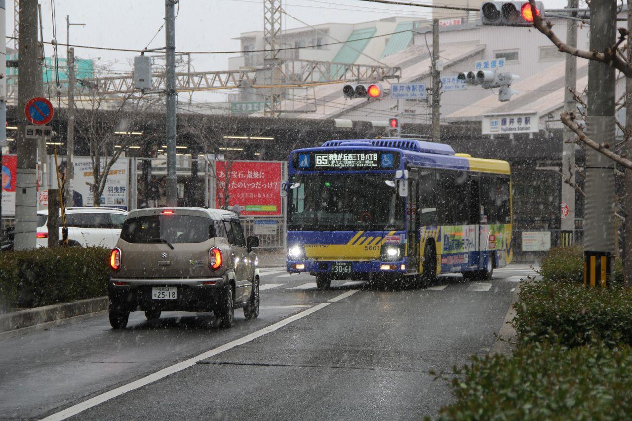 雪が降る藤井寺駅前