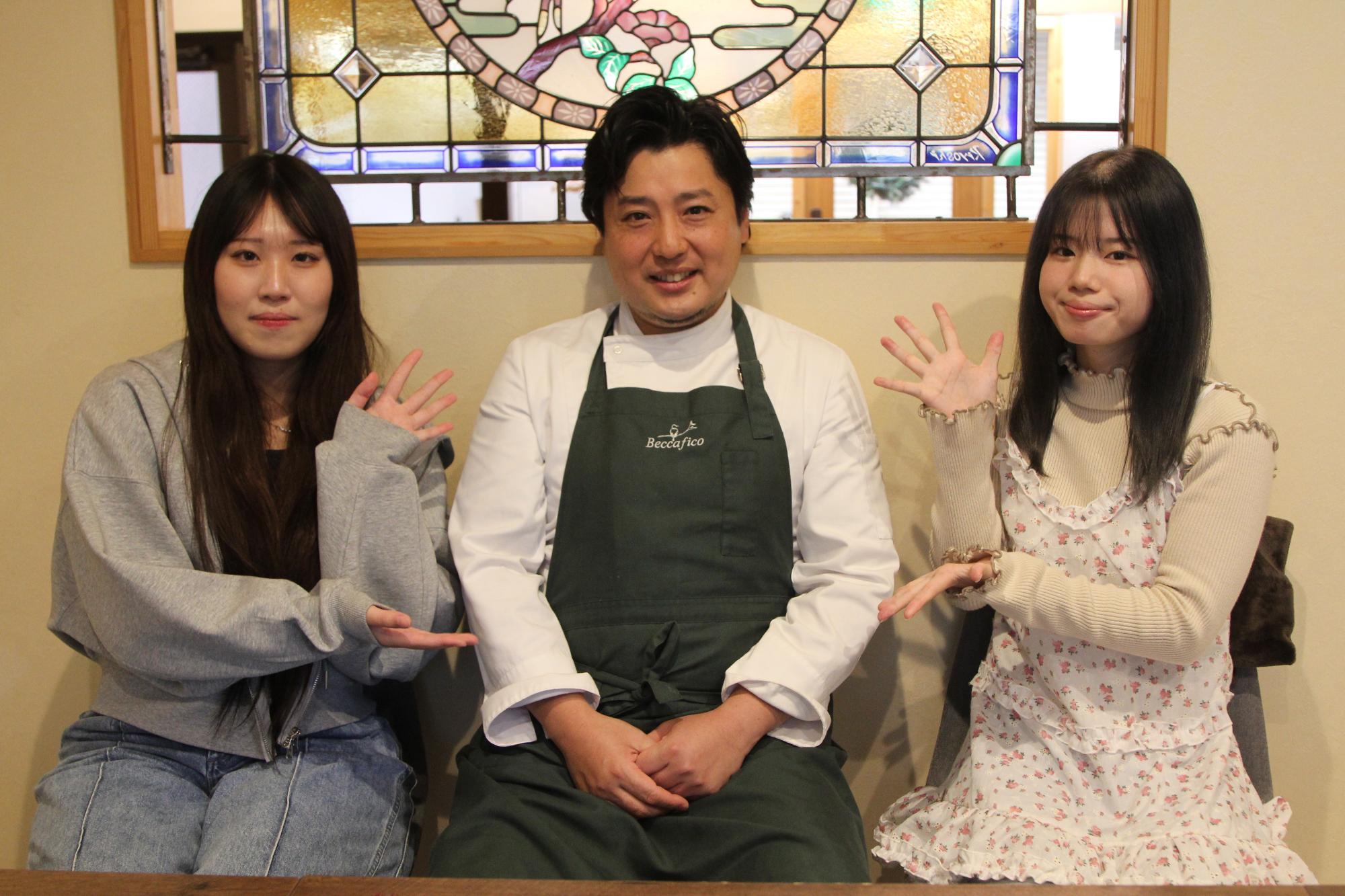 店長の藤井さんと四天王寺大学学生広報スタッフの皆さんの記念写真