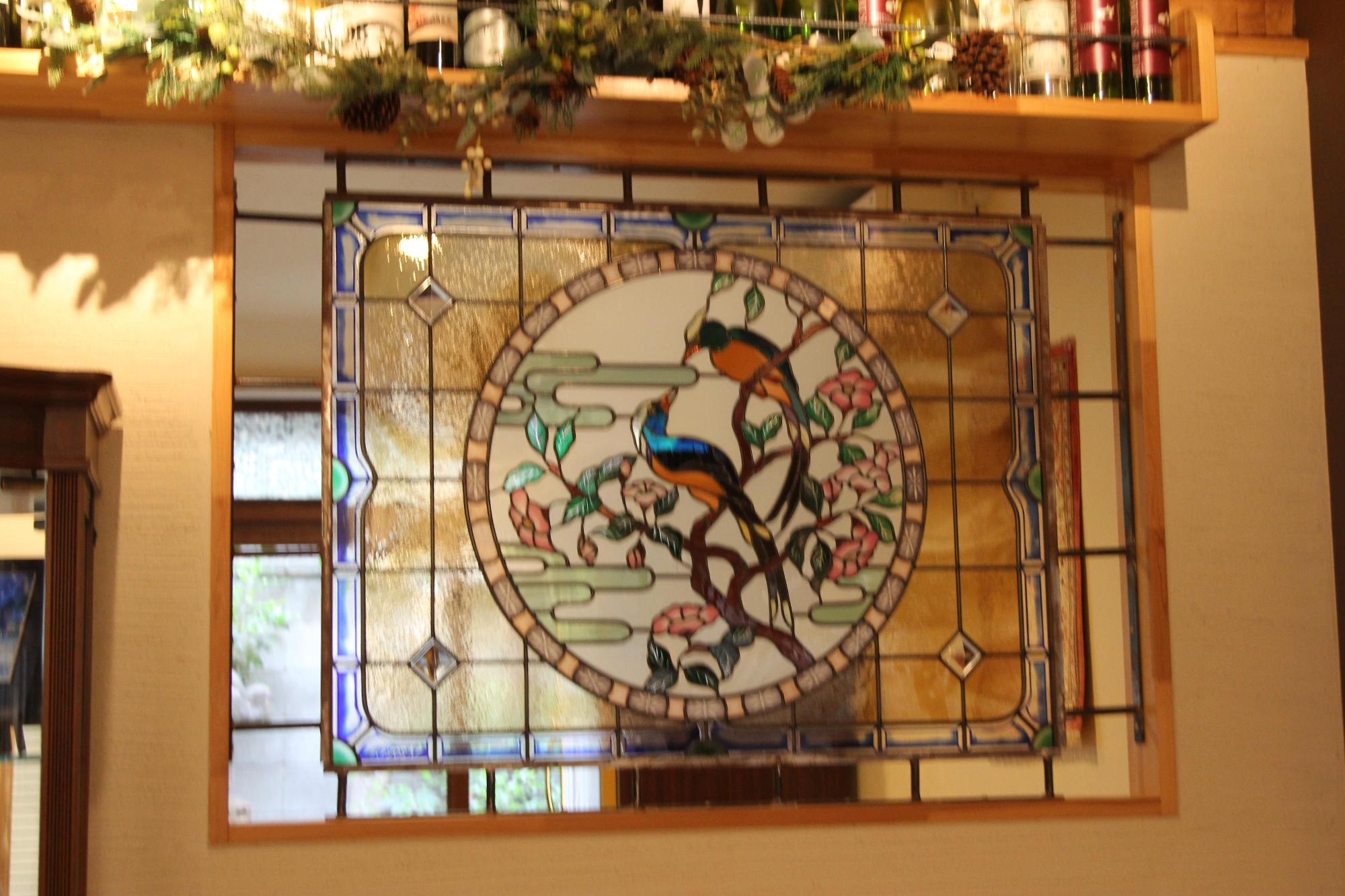 店名の由来にもなっているイチジクの木をついばむ小鳥のステンドグラス