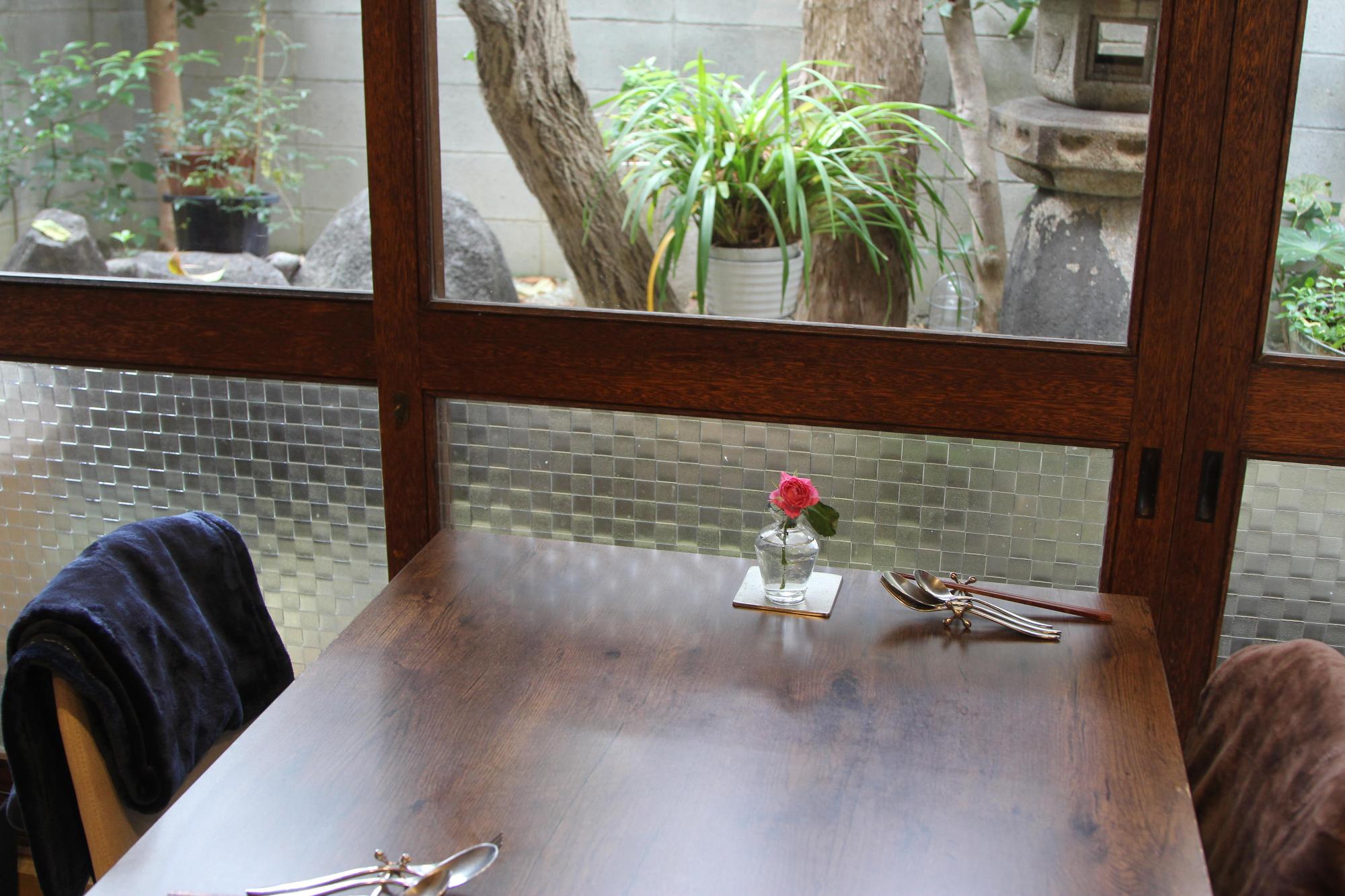 中庭に面した二人掛けのテーブル