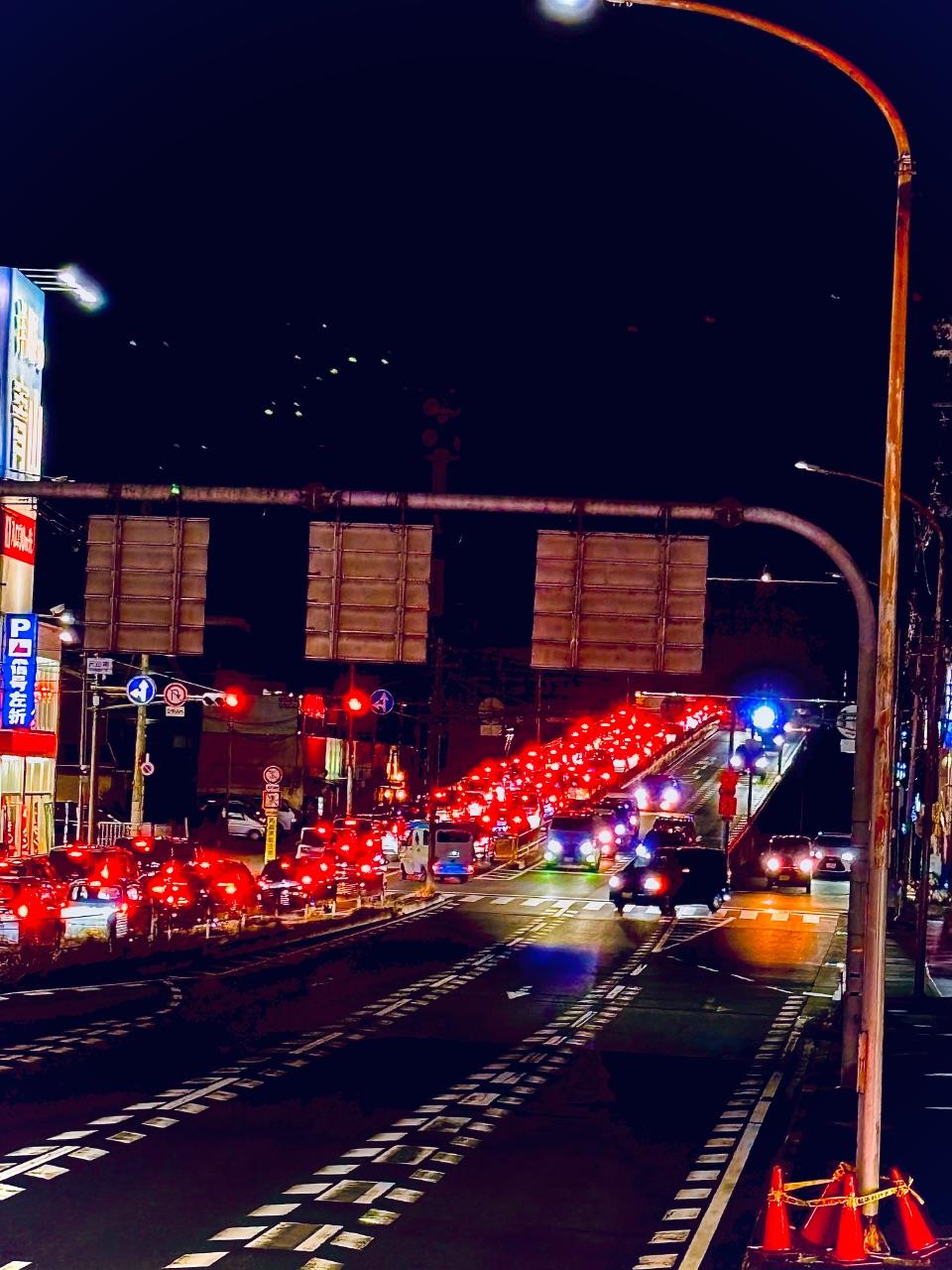 国道が大渋滞で、赤いランプが連なっている写真