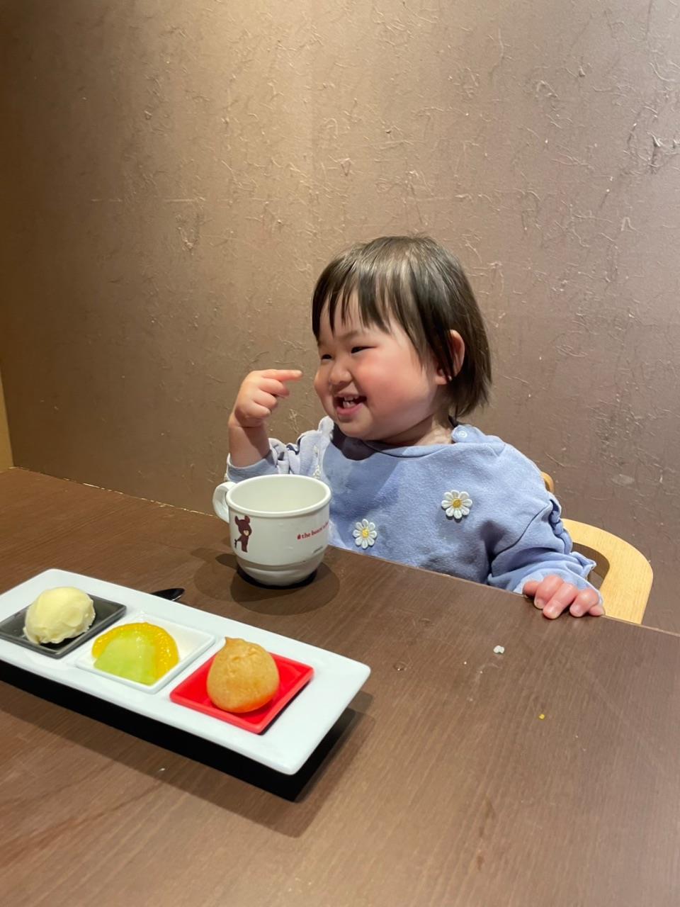 スイーツを目前に笑顔のお子さんの写真
