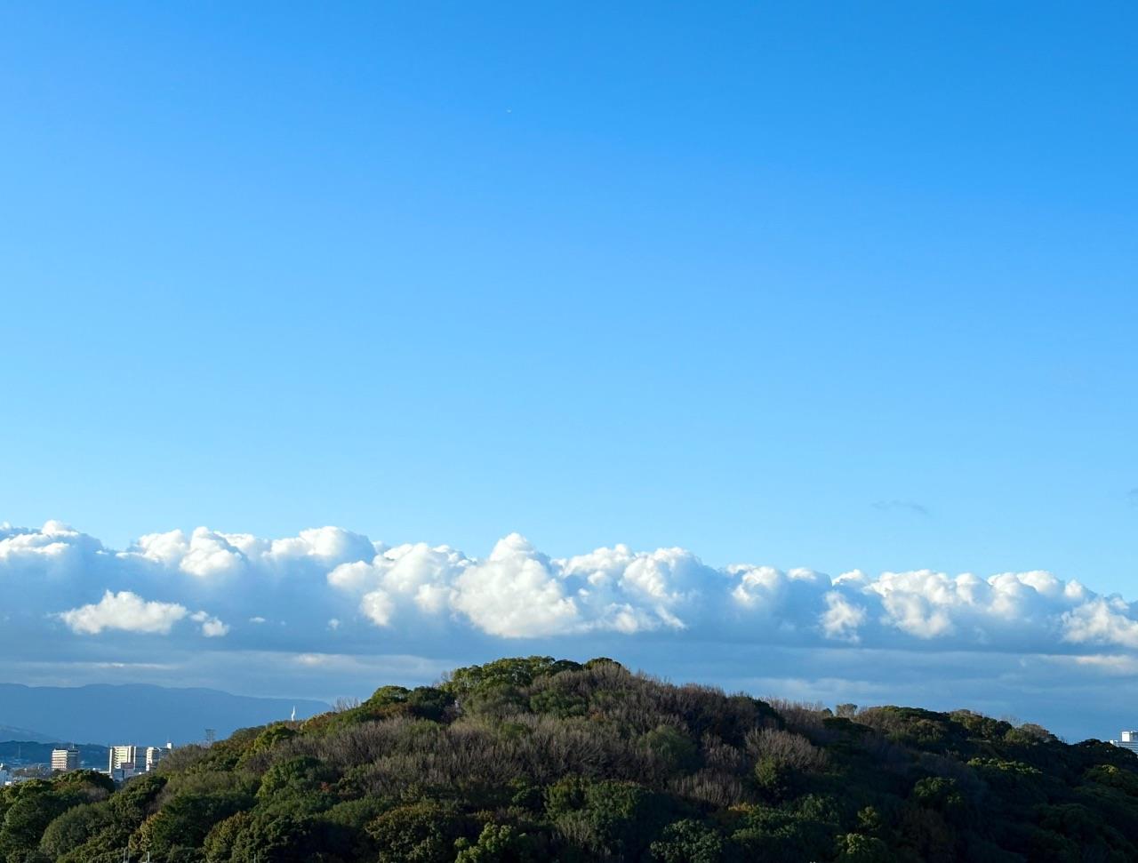 古墳の上の空