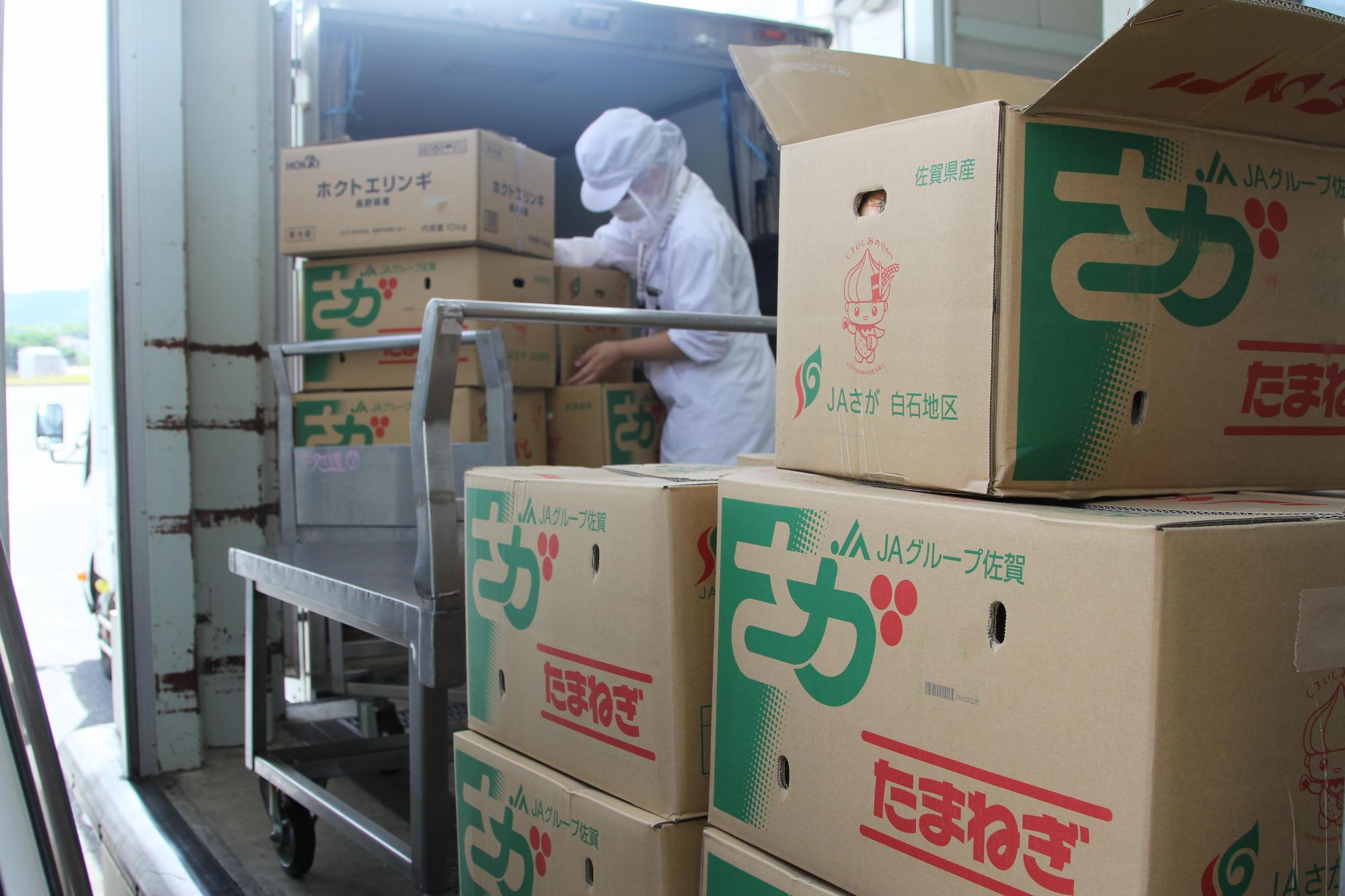 食材の荷下ろし作業