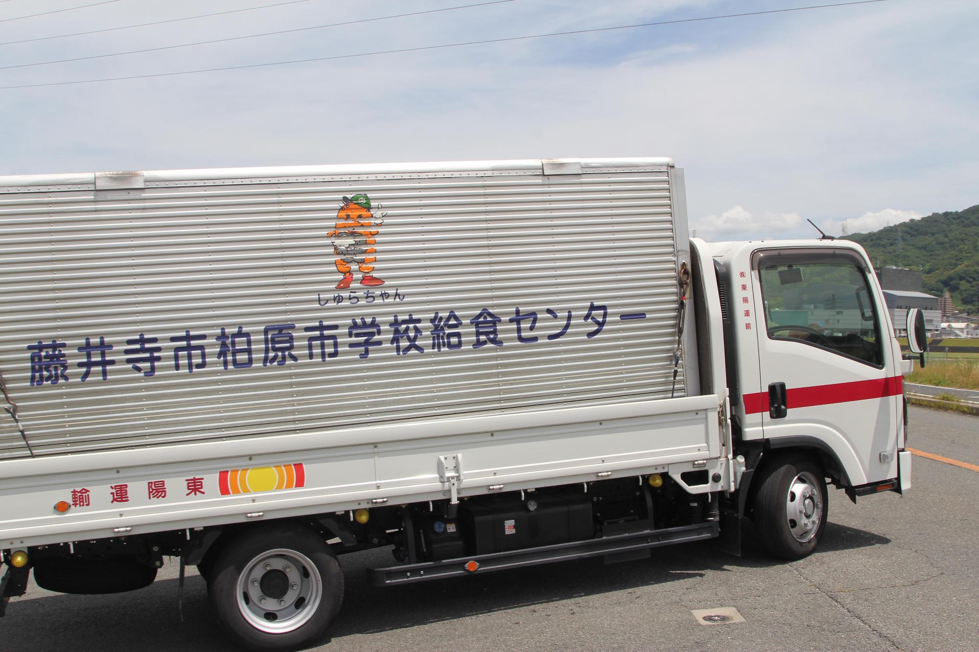 トラックで各学校に配送する様子